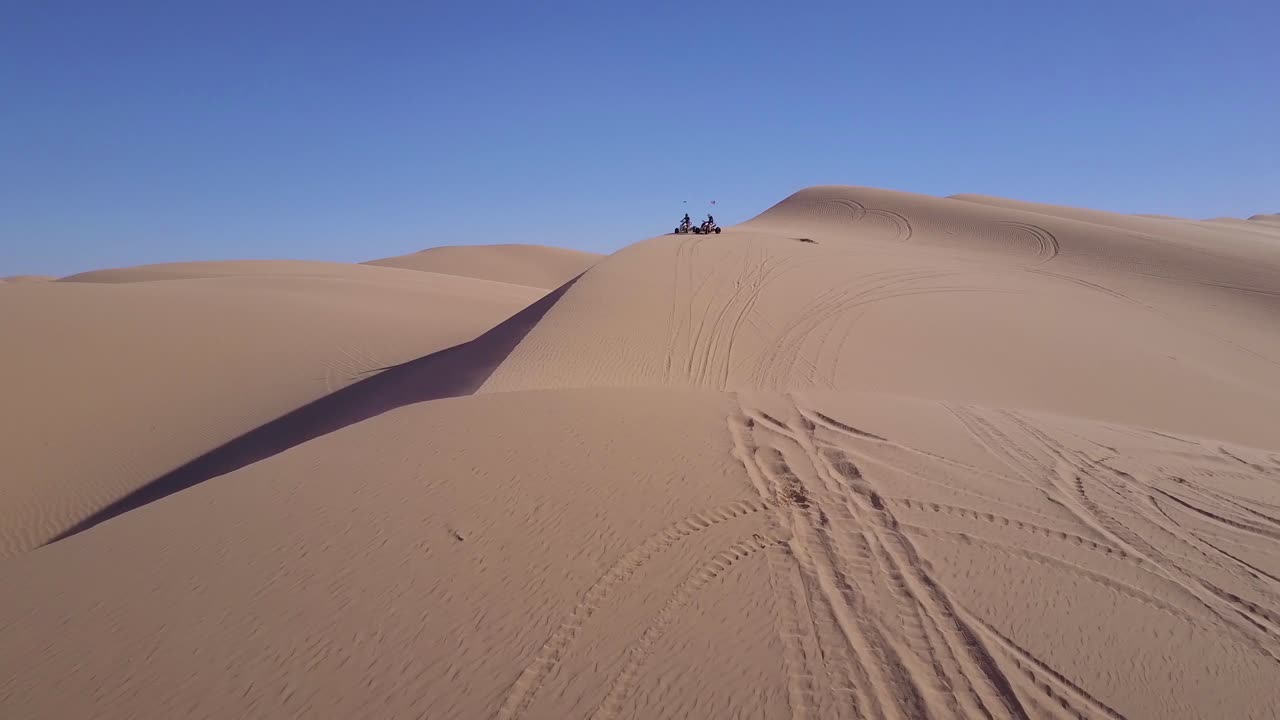 dune buggies y vehículos todo terreno corren a través de las dunas de arena imperiales en california