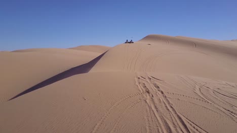 Los-Buggies-Y-Vehículos-Todo-Terreno-Corren-Por-Las-Dunas-De-Arena-Imperial-En-California