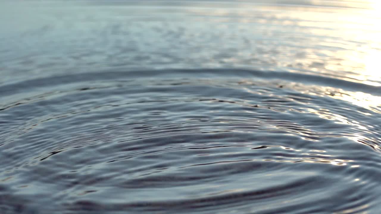 물 표면에 밝아진 슬로우 모션 영상