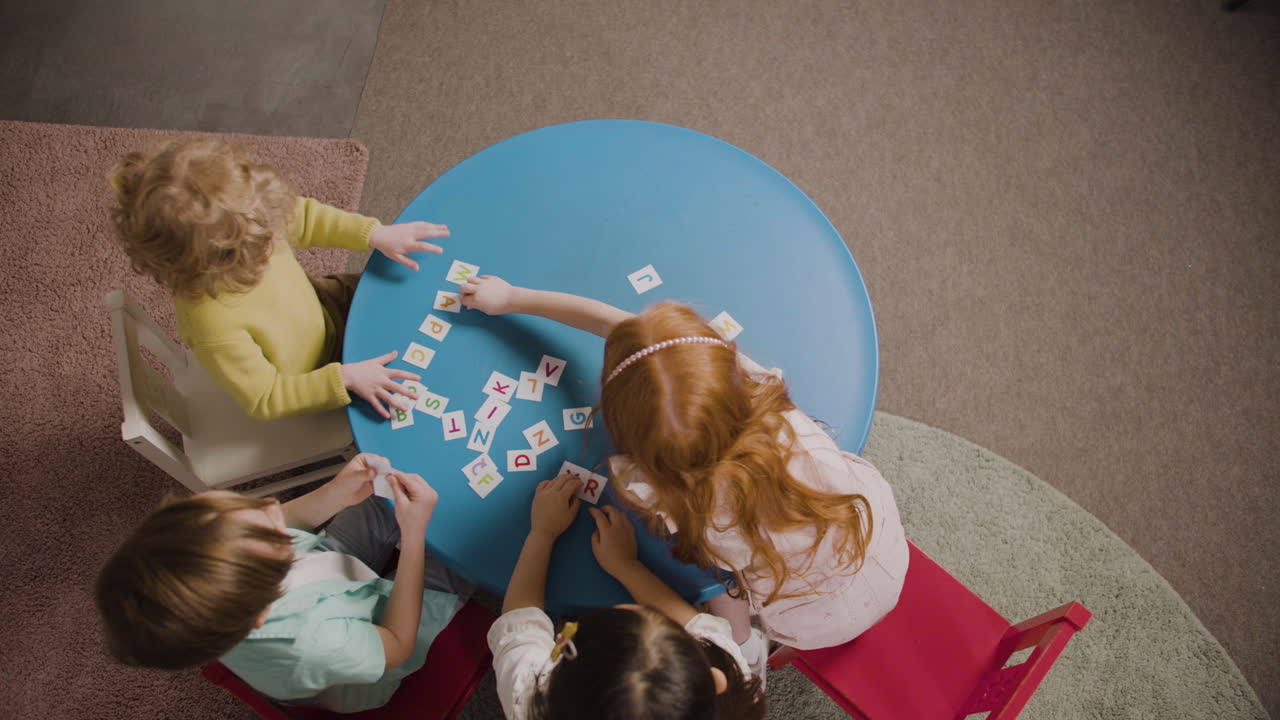 웨이터와 웨이트리스는 셀카 비디오를 찍고 커피숍 1의 테이블에 앉아 카메라와 대화합니다.