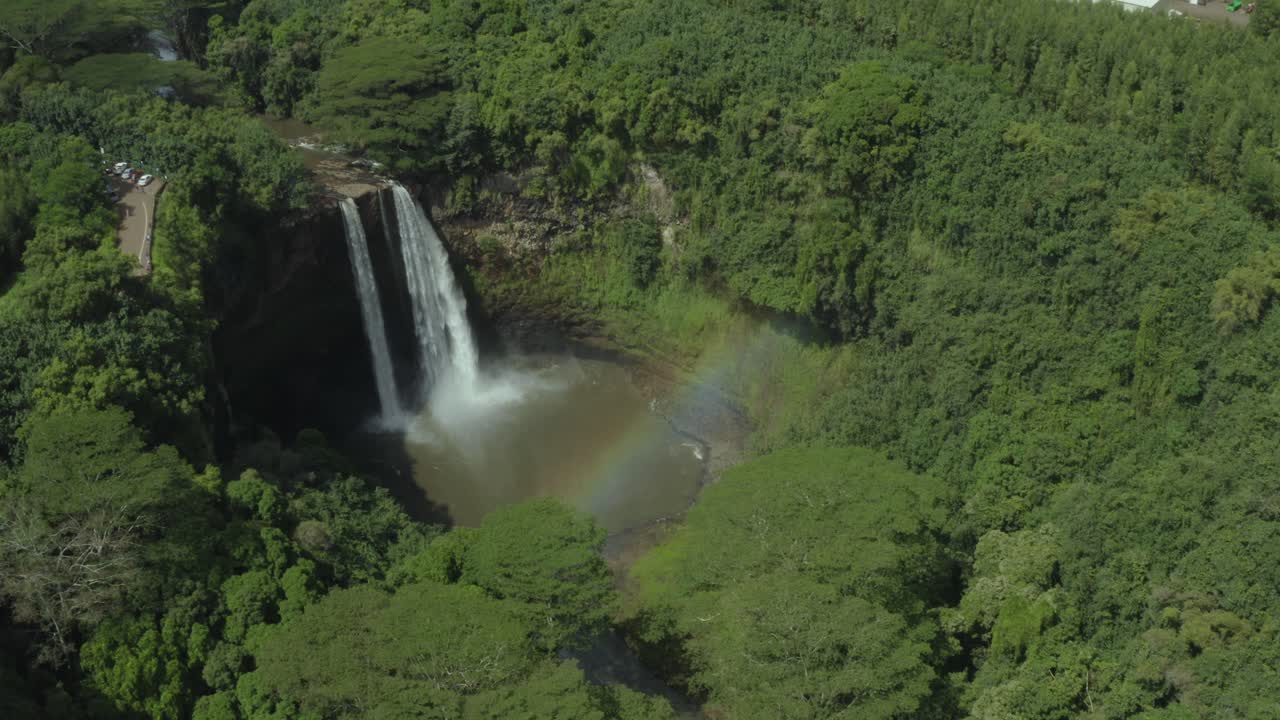 panorámica aérea de 4k sobre las cataratas wailua con arco iris en kauai