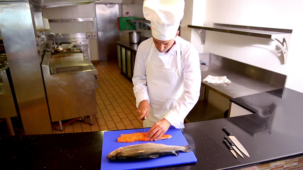 Chef che prepara filetto di salmone