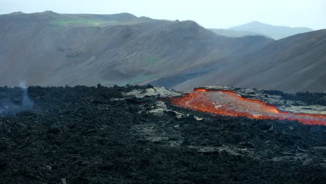 humo de las rocas volcánicas y río de lava del volcán fagradalsfjall en islandia