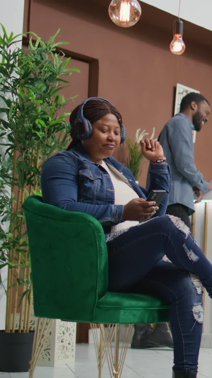 Video verticale di cliente afroamericano al telefono