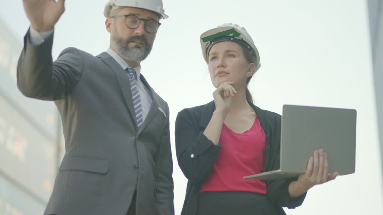 경영자 또는 투자자는 비전과 리더십을 가지고 있으며, 조수 또는 파트너를 위해 사업의 진행과 사업 계획을 볼 수 있으며, 교통 산업에 더 많은 투자 또는 사업을 확장하기 위한 새로운 프로젝트입니다.