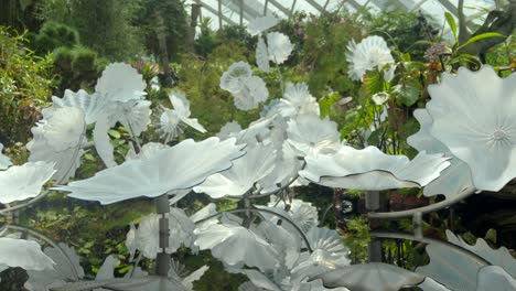 Glasblumen-In-Den-Cloud-Forest-Gardens-An-Der-Bucht-Von-Singapur,-Neigungsaufnahme