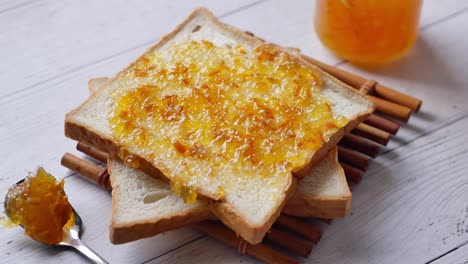 fruta de naranja esparcida en un pan en la mesa ,