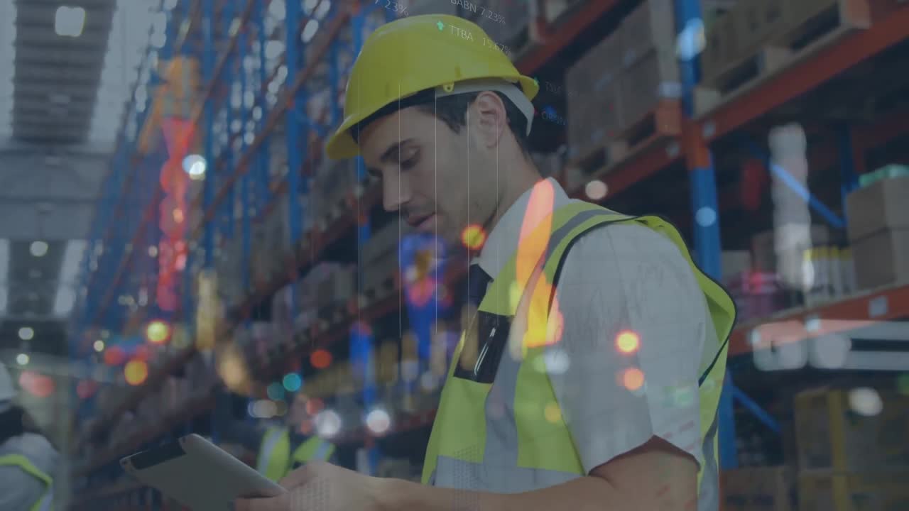 animación del procesamiento de datos financieros sobre el trabajo humano en el almacén