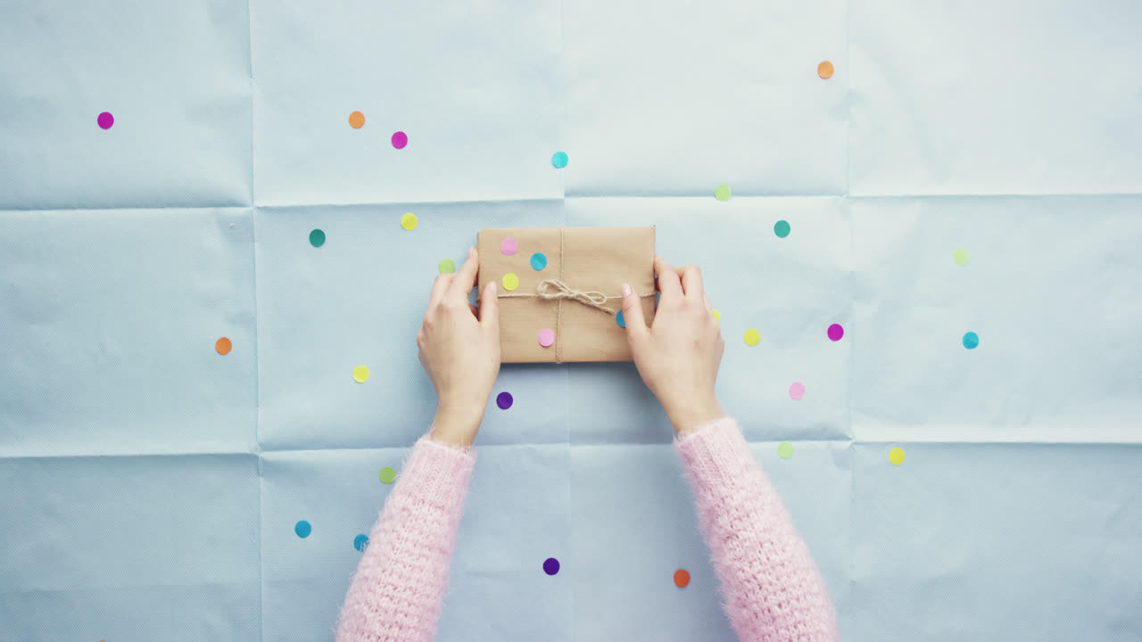 위에서 생일 선물을 들고 파티를 계획하는 여자 -  ⁇ 은 서사시 드래곤