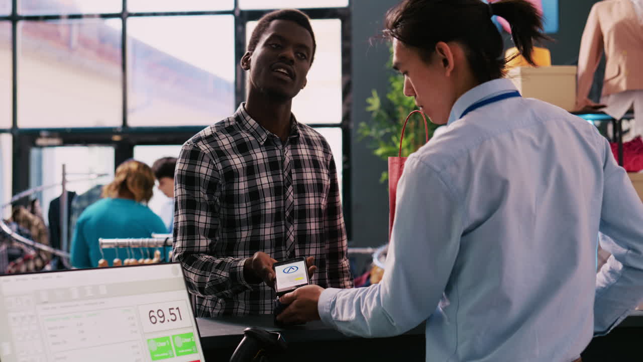 cliente pagando por ropa de moda