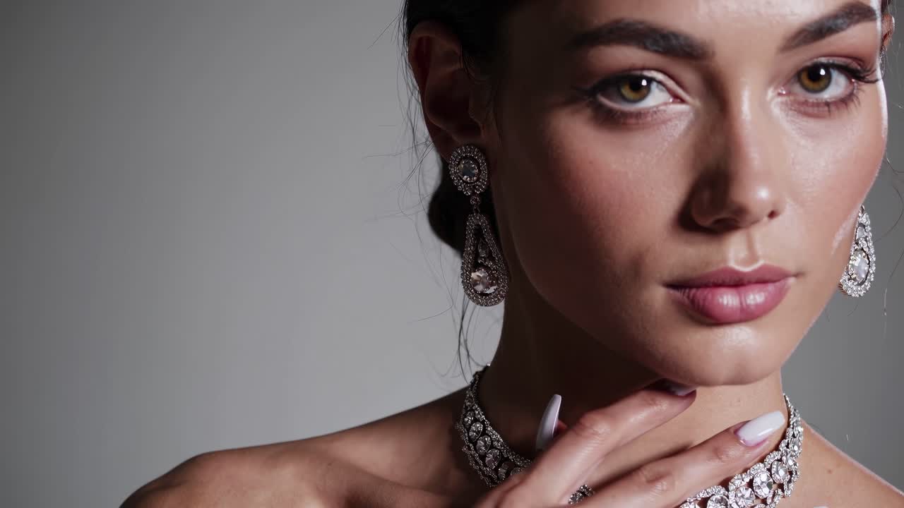 Ritratto ravvicinato di una donna con gioielli eleganti, ripreso all'altezza degli occhi