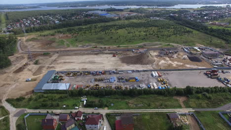 Eine-Luftaufnahme-Einer-Baustelle-In-Der-Nähe-Der-Wunderschönen-Landschaft