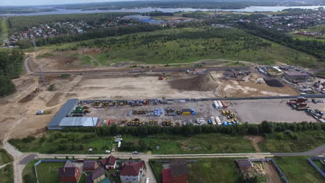 una vista aérea en un sitio de construcción cerca del hermoso paisaje del país