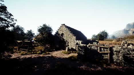 casa abandonada hecha de pared de ladrillo de barro