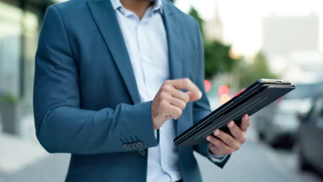 hombre de negocios, manos y al aire libre en una tableta