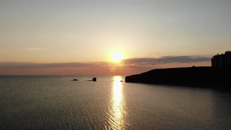 Tomas-Panorámicas-Aéreas-Del-Amanecer-Sobre-El-Mar-Y-La-Costa,-Bulgaria-3