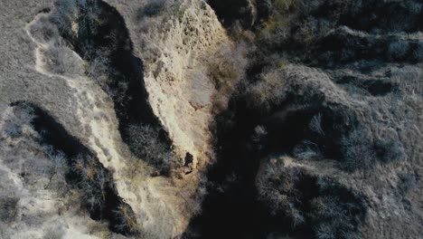 Ojo-De-águila-Avanzando-Drone-Disparó-Sobre-Un-Cañón-En-Suelo-De-Loess-En-La-Reserva-Natural-Allah-Bair-Ubicada-En-El-Condado-De-Constanta,-Región-De-Dobrogea-De-Rumania