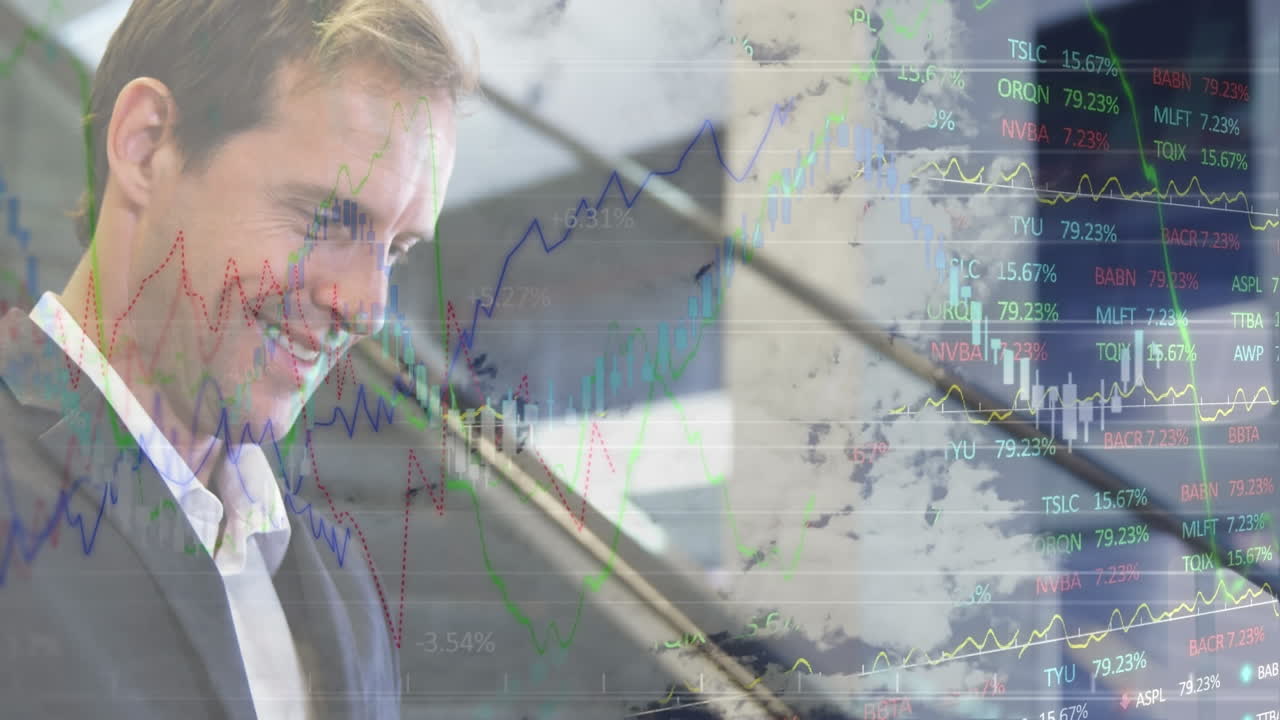 animación de datos financieros y gráficos sobre un feliz hombre de negocios caucásico trabajando en una tableta