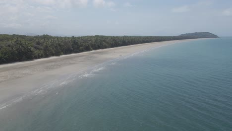 Coral-Sea-With-Tourists-At-The-Beach-Resort-In-Port-Douglas,-Far-North-Queensland-In-Australia