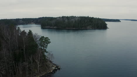 Drohnenantenne-Des-Waldes-Auf-Der-Insel-In-Den-Stockholmer-Schären,-Ostsee