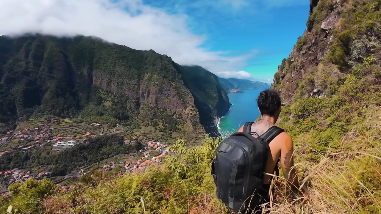 Unisciti a un uomo mentre percorre le spettacolari scogliere di Lapas Negras a São Vicente, Madeira