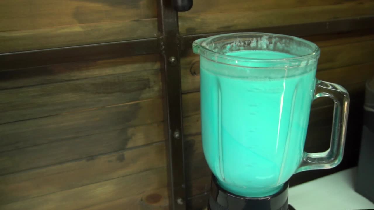 batido azul en la licuadora