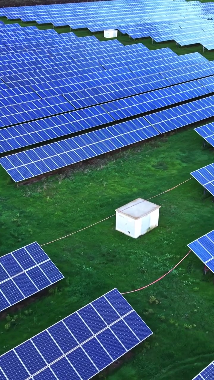 Ampia vista aerea di pannelli solari in un campo verde durante il giorno