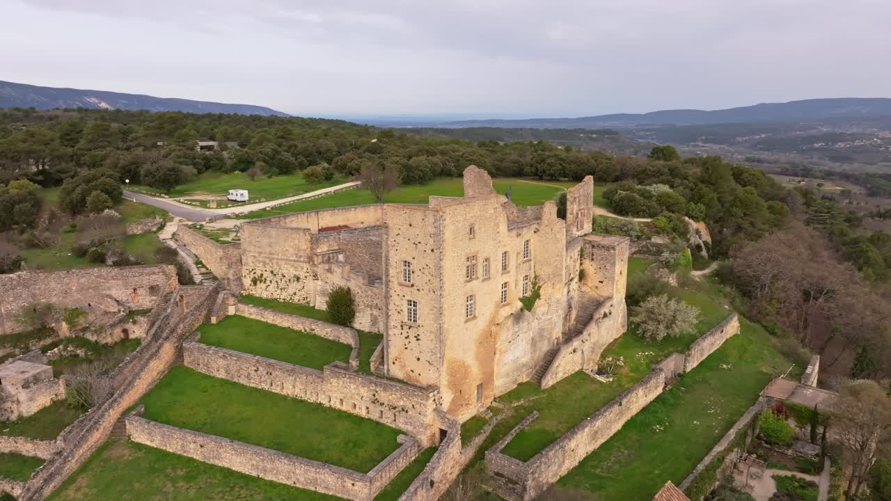 Vista aerea dei tetti medievali di Lacoste e del castello all'alba, Provenza
