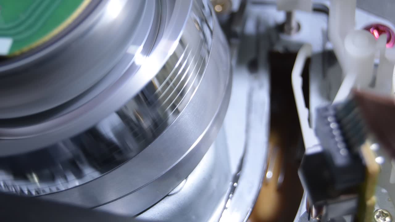 cabeza helicoidal de video que comienza a funcionar cuando se inserta un cassette de video