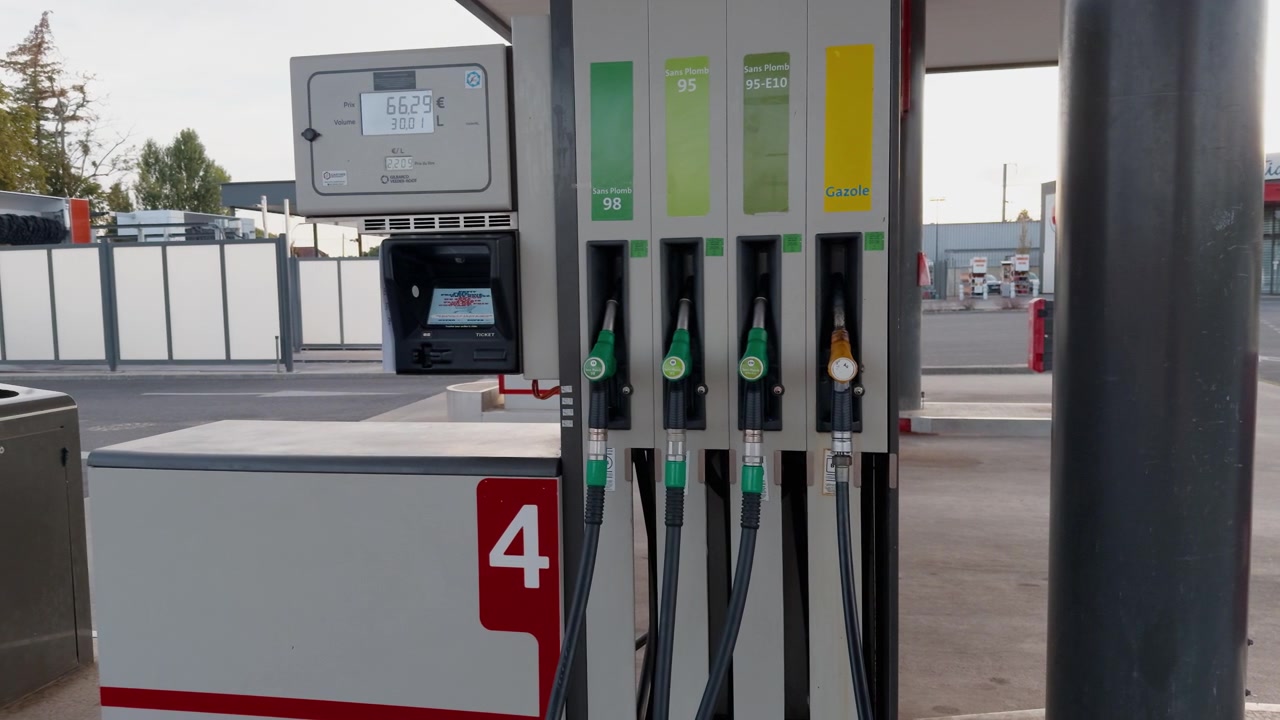 Moderne pistole per il rifornimento di carburante presso una stazione di servizio francese, con display del prezzo visibile sulla pompa