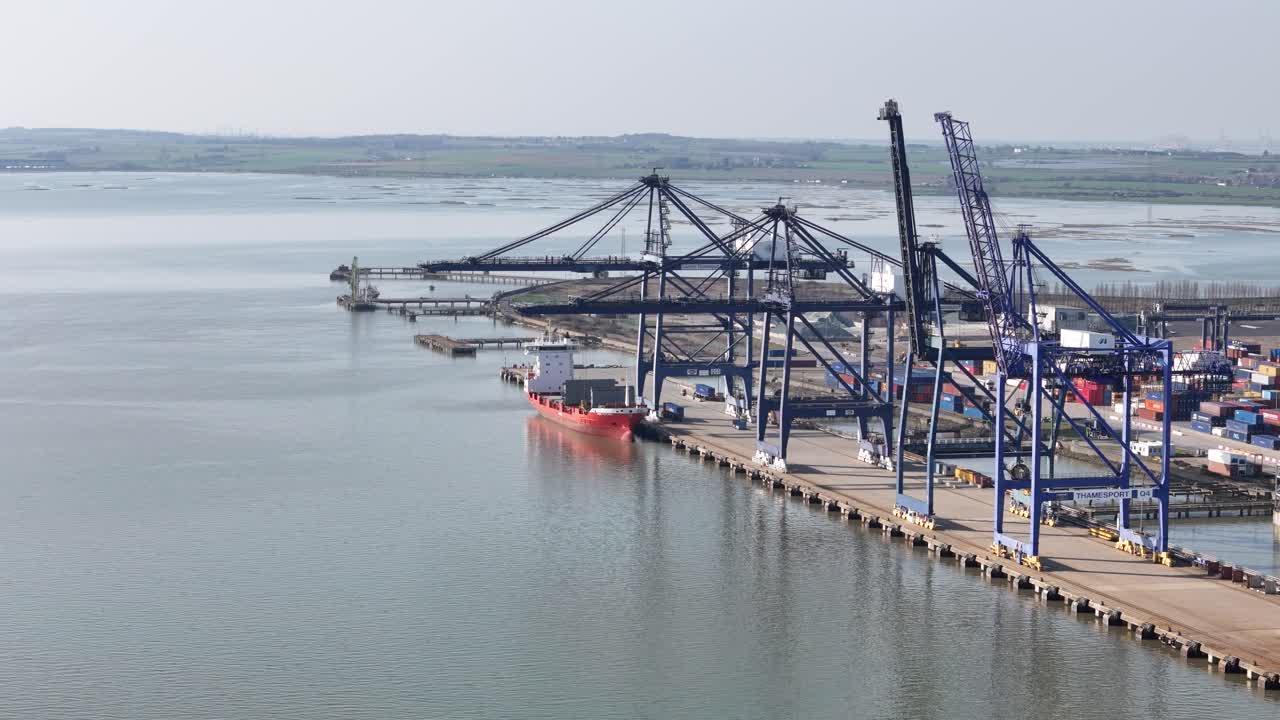 Toma de dron de la carga de buques en el puerto industrial de Isle of Grain, Kent, Reino Unido.