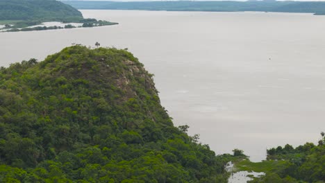 una vista impresionante de montañas y un río con paraguay en el fondo a lo largo del río paraná