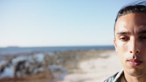 Retrato-De-Un-Hombre-Birracial-Mirando-La-Cámara-En-El-Paseo-Marítimo-Con-Espacio-Para-Copiar,-Cámara-Lenta