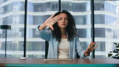 Mujer-De-Negocios-Viendo-El-Primer-Plano-De-La-Pantalla-Aumentada.-Metaverso-De-Trabajo-Especializado