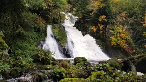 Statische-Breite-Aufnahme-Des-Triberger-Wasserfalls-Während-Des-Schönen-Herbsttages-Schwarzwald,-Deutschland