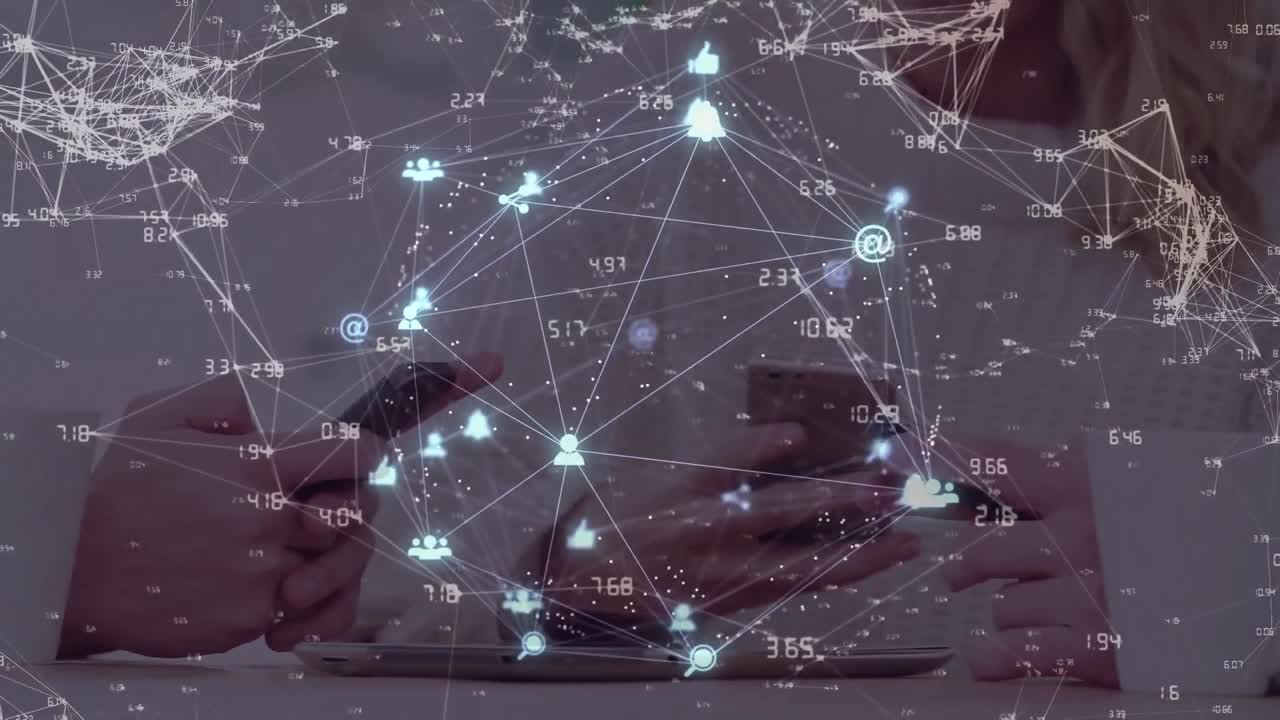 animación de iconos de los medios sobre hombres de negocios caucásicos que usan teléfonos inteligentes