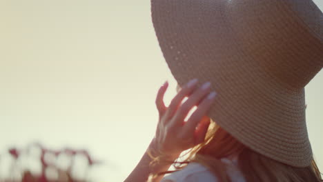 Hermosa-Mujer-Girando-Cara-A-Cámara.-Retrato-De-Una-Joven-Disfrutando-De-La-Luz-Del-Sol