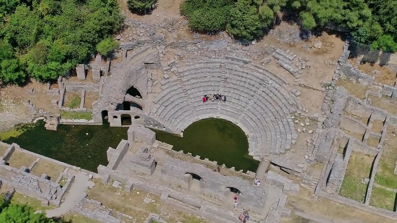 Turistler, Arnavutluk'taki antik tiyatro kalıntılarını havadan keşfediyor.
