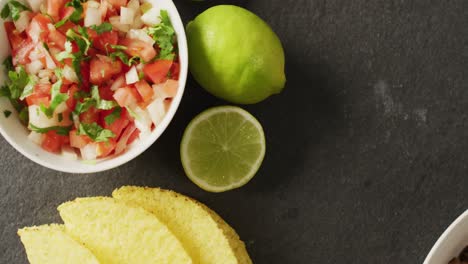 Vídeo-De-Tacos,-Ensalada,-Carne,-Limón-Y-Otros-Ingredientes-Sobre-Fondo-Negro