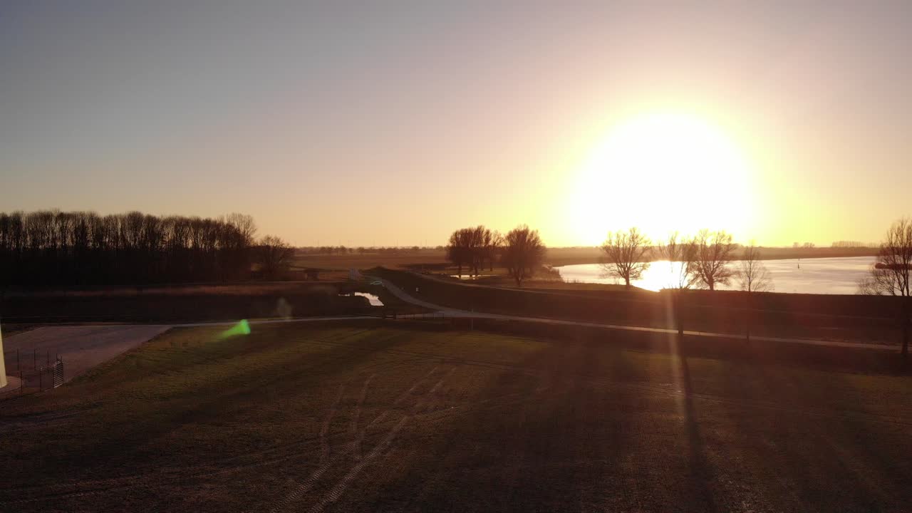 夕陽在荷蘭的風景上投射黃金光