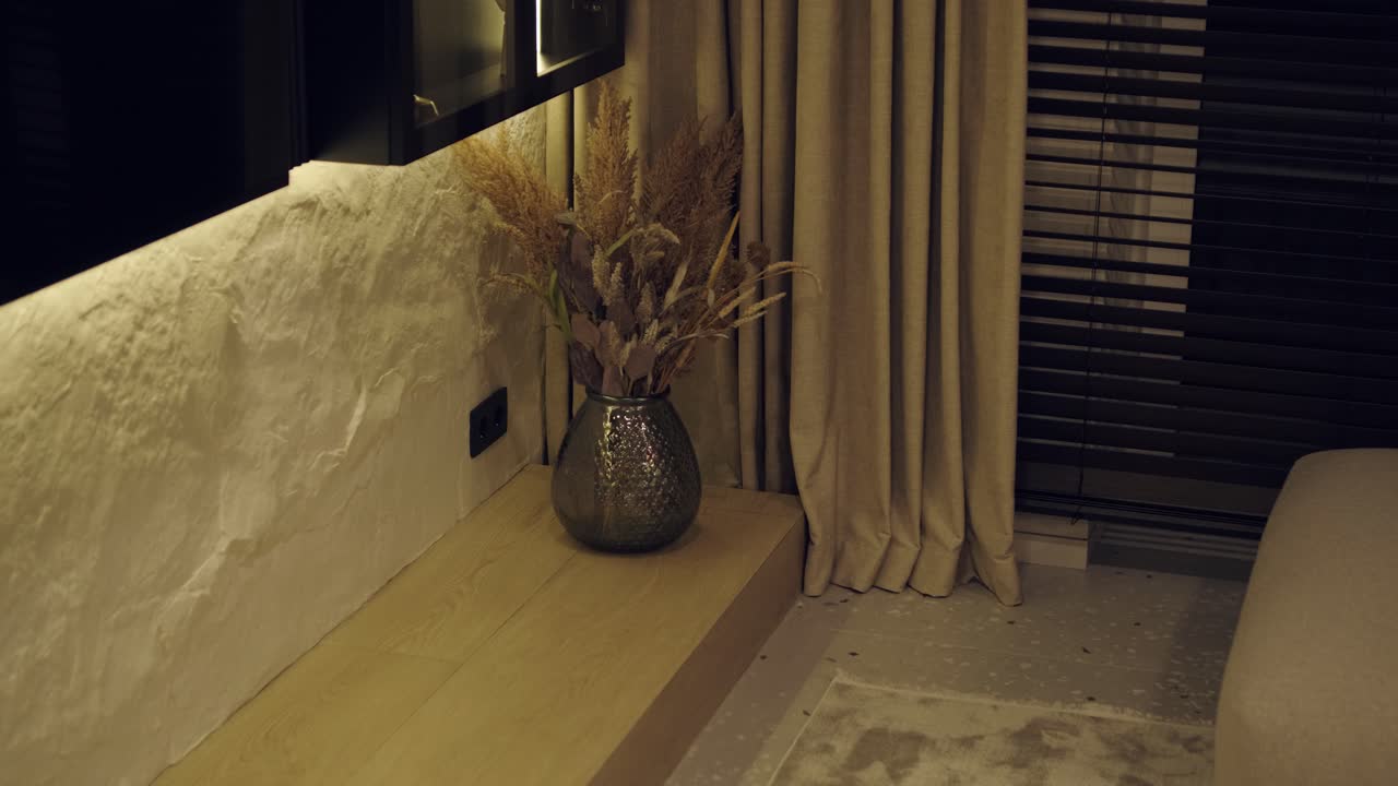 interior de hogar minimalista elegante y elegante con líneas limpias, colores neutrales e iluminación ambiental cálida, creando un ambiente acogedor y moderno.