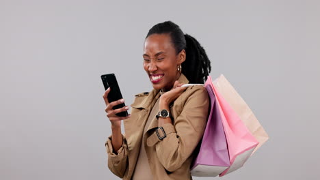 Mujer,-Ganadora-Y-Teléfono-Con-Bolsa-De-Compras