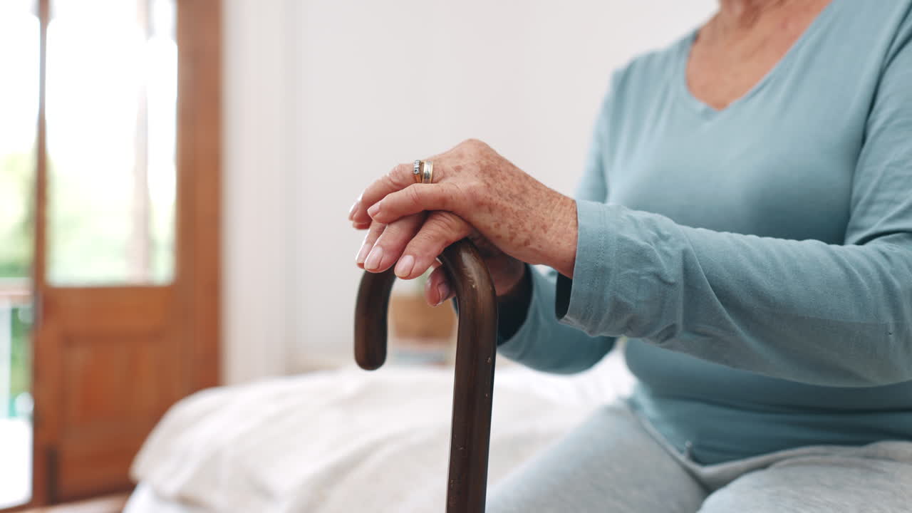 기 지이, 손, 고령 여성