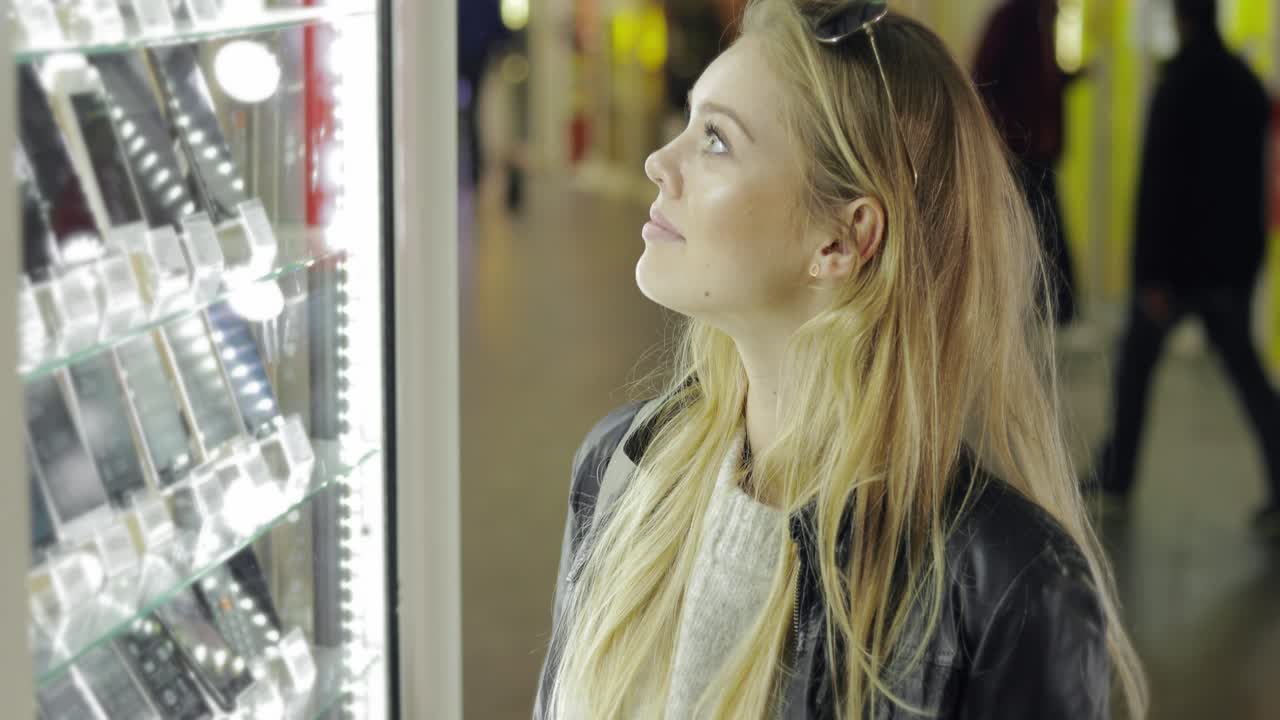 mujer atractiva eligiendo smartphone