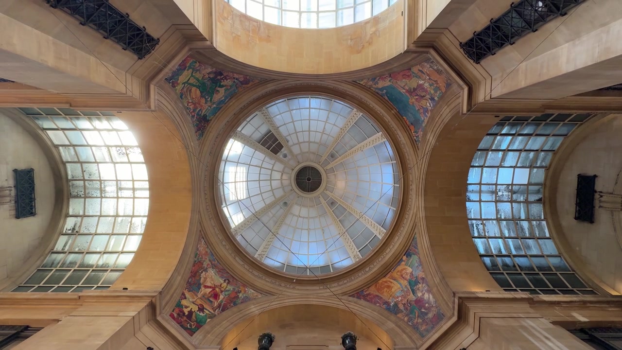 Splendida vista interna della galleria commerciale The Exchange a Nottingham, vicino alla Council House e all'Old Market Square, caratterizzata da un'architettura elegante e spazi commerciali.