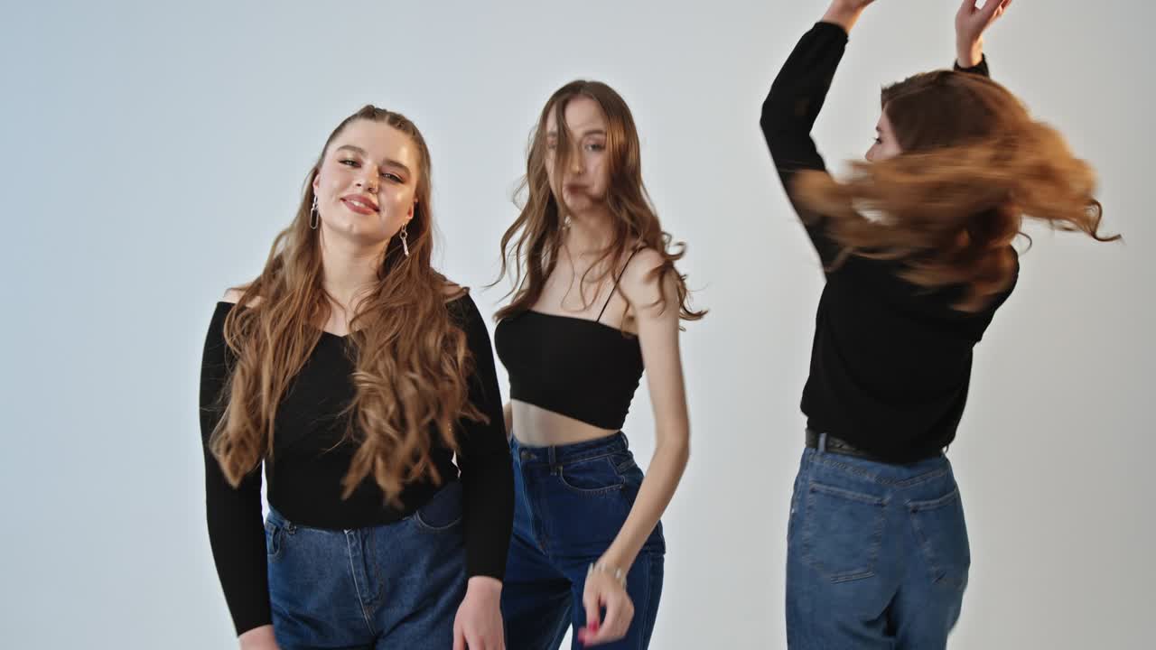 mujeres jóvenes de moda bailando juntas