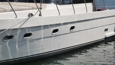 barco blanco atracado en la marina