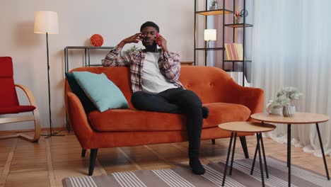 Retrato-De-Un-Hombre-Cansado-Y-Somnoliento-Hablando-Por-Teléfono-Móvil-Con-Un-Amigo-Haciendo-Una-Conversación-En-Línea-En-Casa