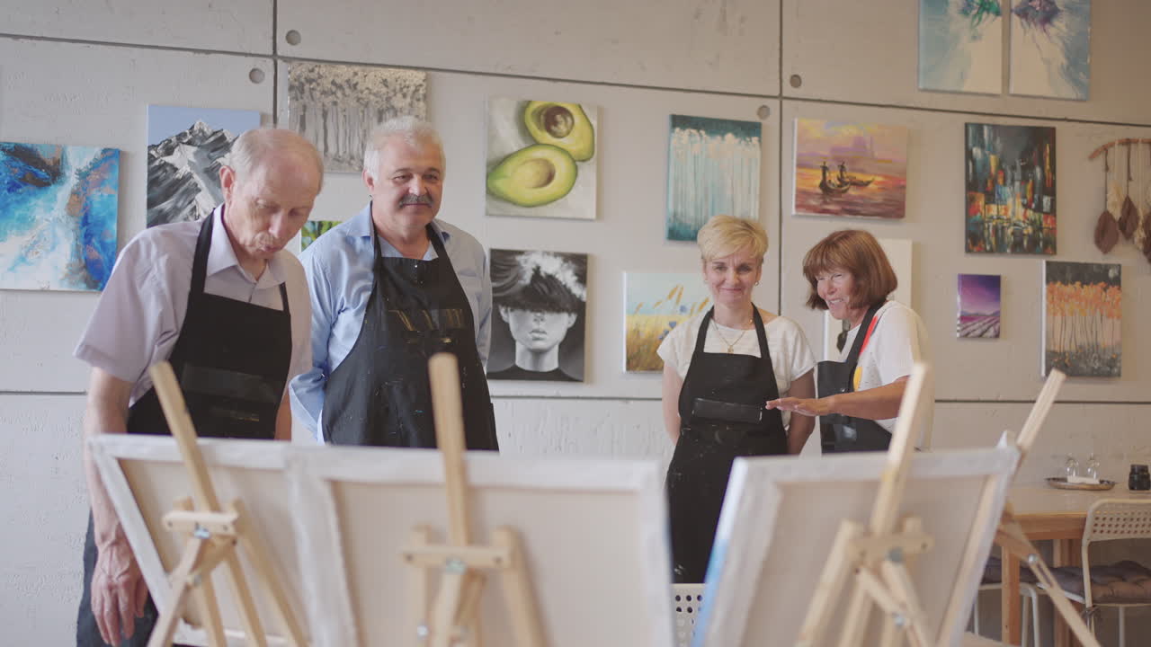 행복한 친구 그룹 세니오 사람들은 수업에서 함께 그림을 그리고 함께 토론하고 웃습니다.