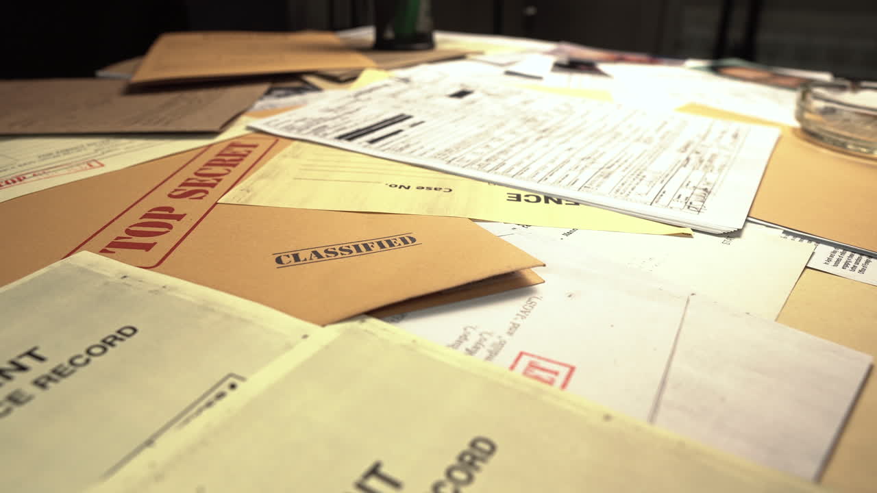 Primo piano di documenti classificati e top secret sulla scrivania di un agente federale
